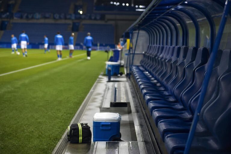 Een gespannen oefenwedstrijdsfeer rond de bank van KRC Genk.
