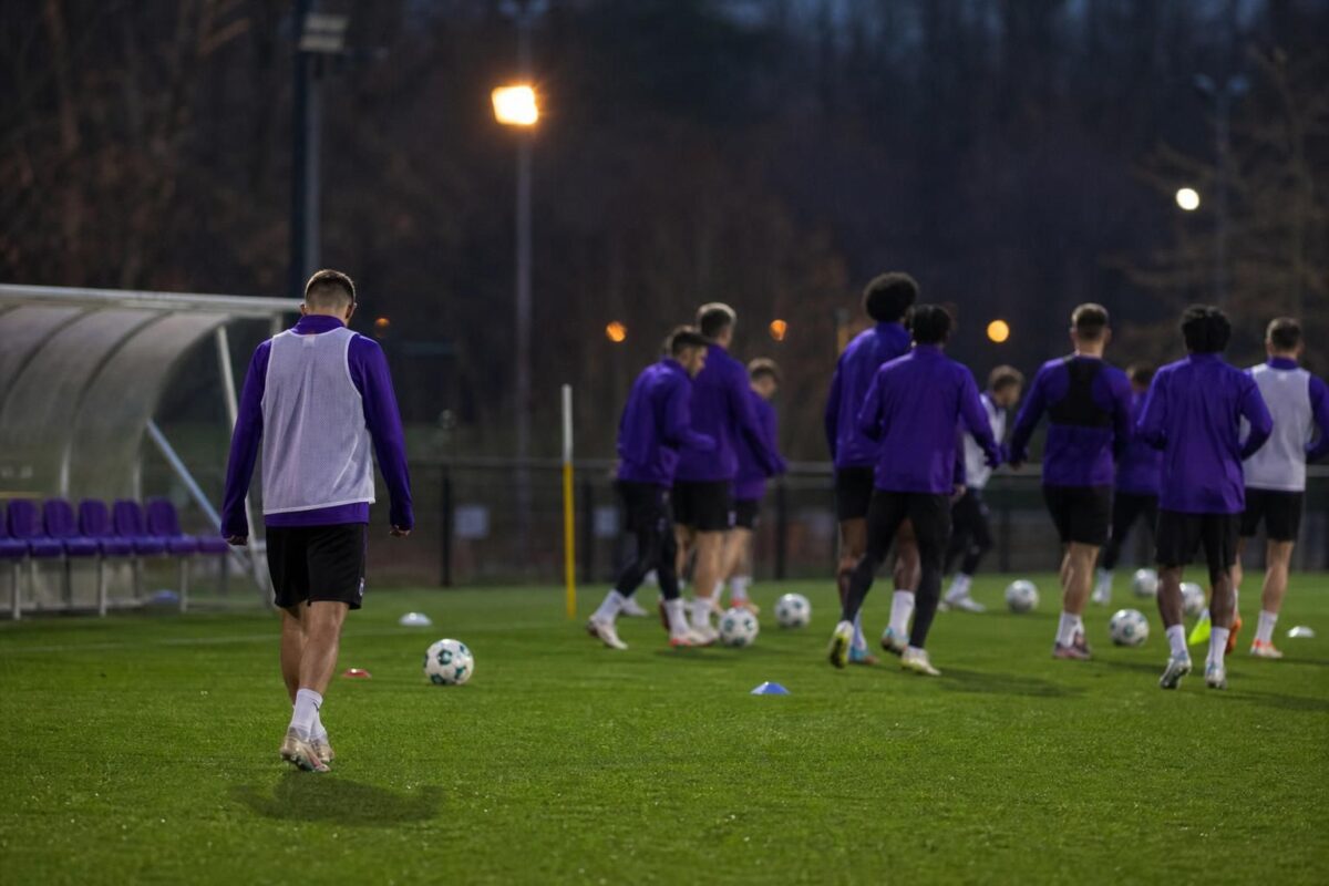 Gespannen trainingssfeer bij RSC Anderlecht na blessurezorgen op de rechtsachterpositie.