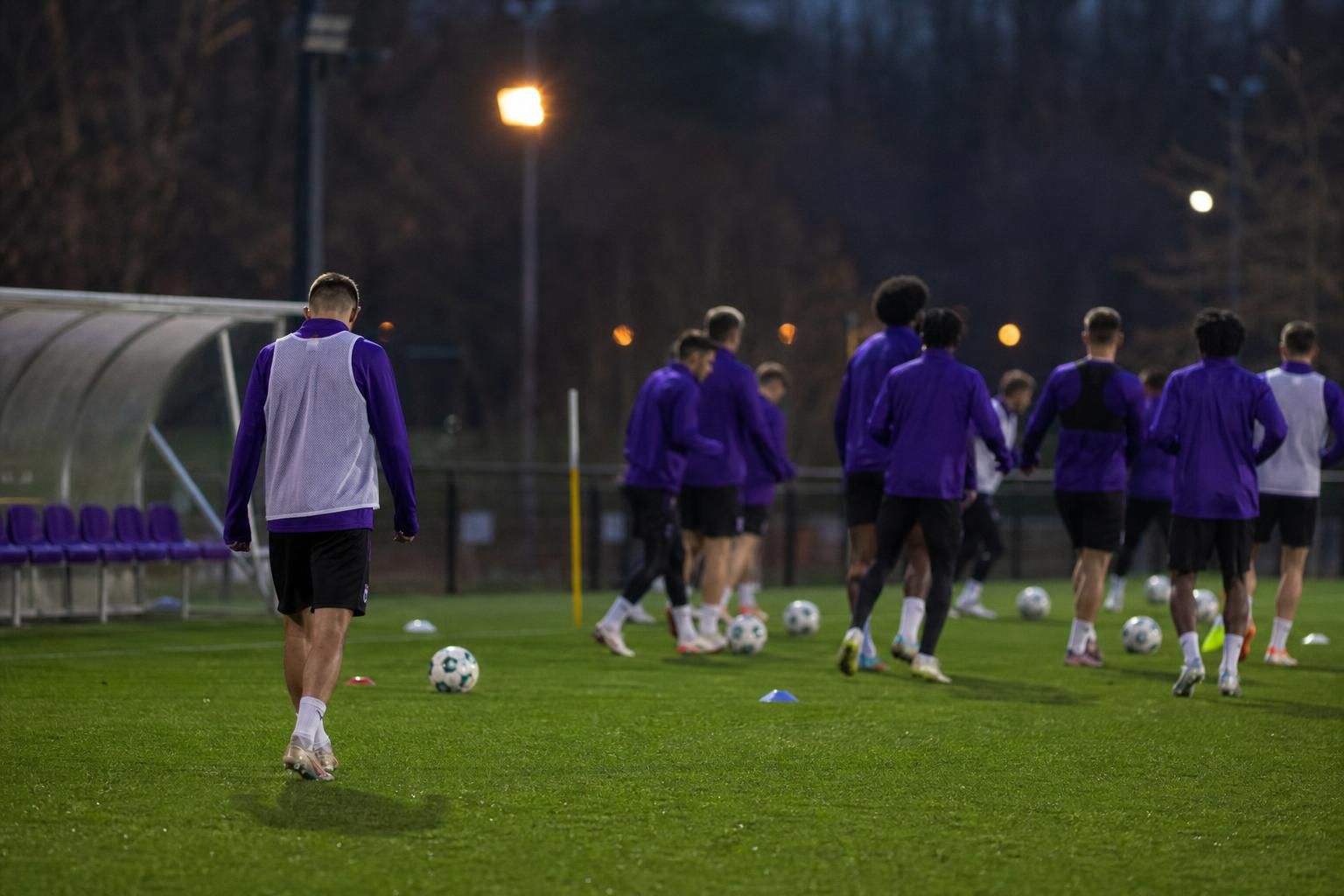 Gespannen trainingssfeer bij RSC Anderlecht na blessurezorgen op de rechtsachterpositie.