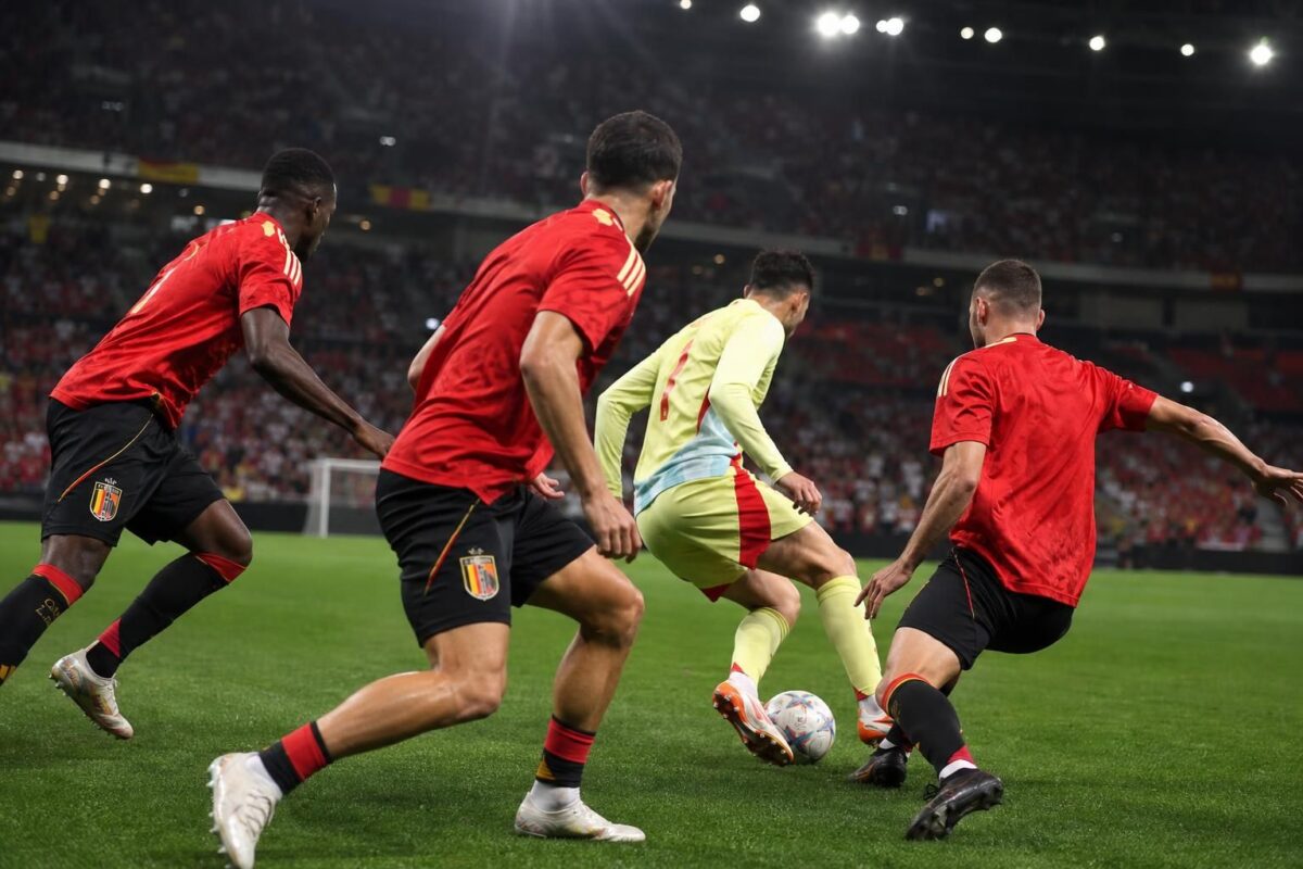 Belgische spelers in een intense wedstrijdsituatie richting de clash met Spanje
