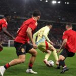 Belgische spelers in een intense wedstrijdsituatie richting de clash met Spanje