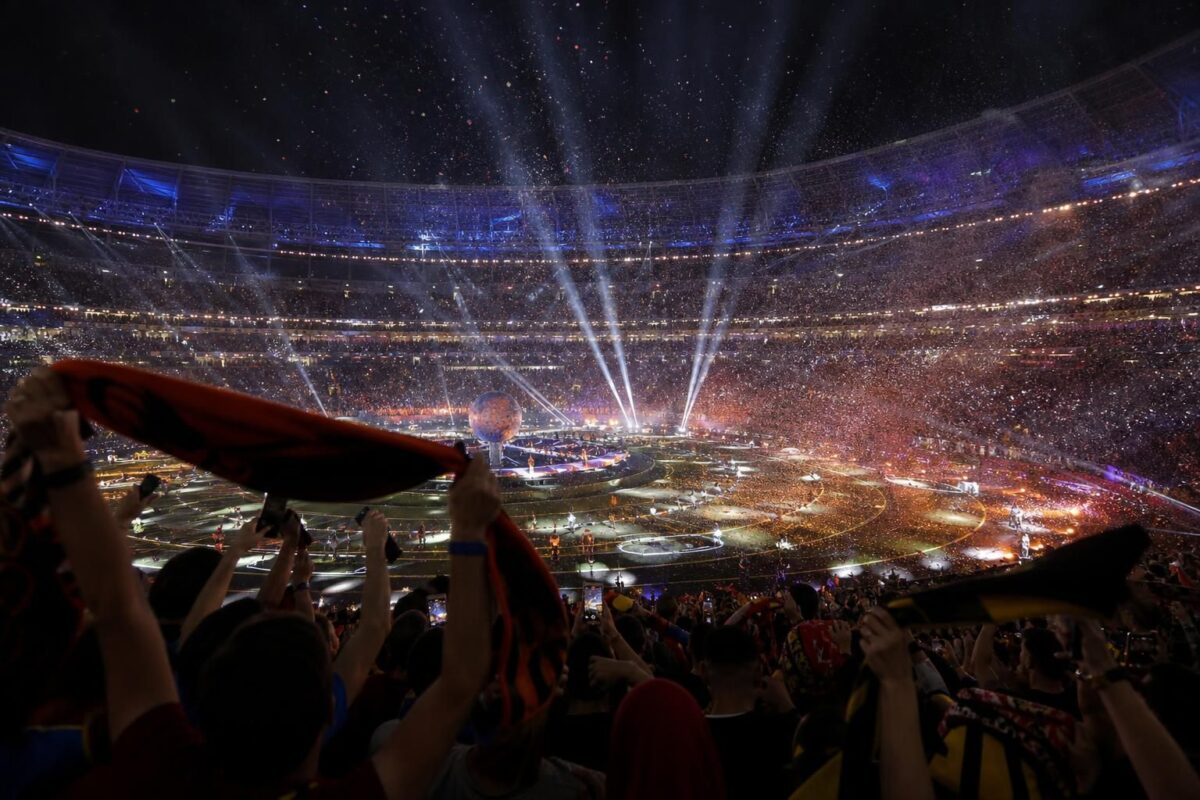 Halftime-sfeer in een vol stadion tijdens een WK-finale