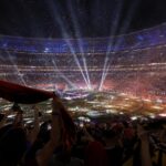Halftime-sfeer in een vol stadion tijdens een WK-finale