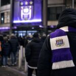 Transfercontext rond Anderlecht met paarse en witte clubkleuren aan een stadionomgeving