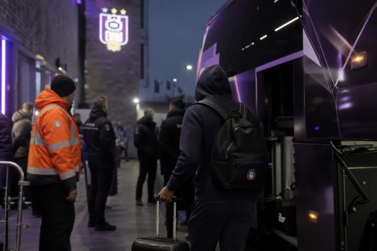 Transfercontext rond RSC Anderlecht aan het Lotto Park zonder herkenbare gezichten.