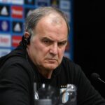 Marcelo Bielsa tijdens een gespannen persmoment rond Uruguay