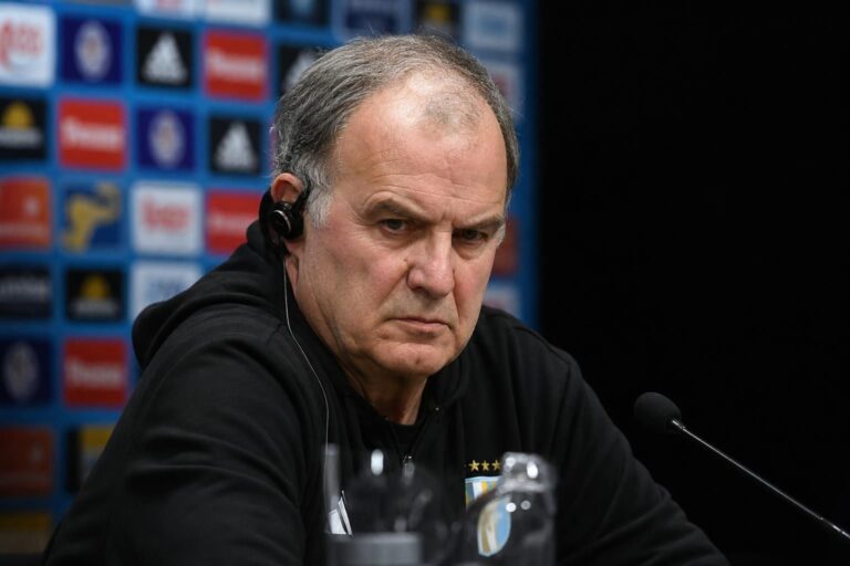 Marcelo Bielsa tijdens een gespannen persmoment rond Uruguay