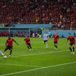 Gespannen WK-sfeer tijdens België-Spanje met focus op aanval via de linkerflank.