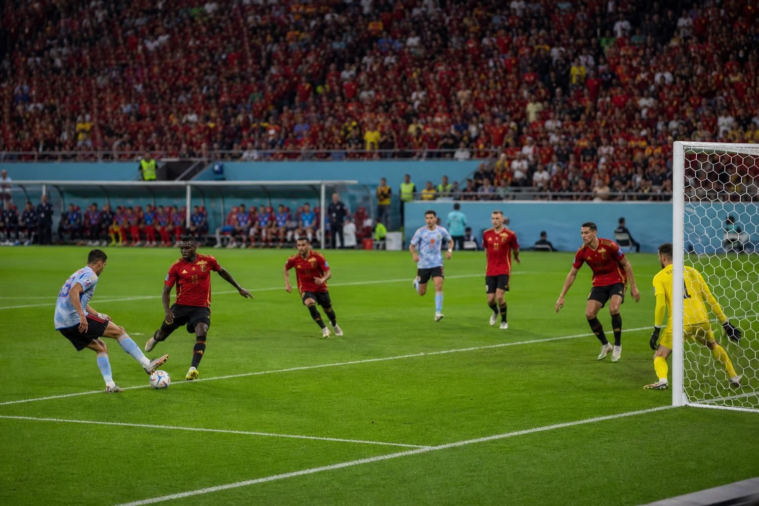Gespannen WK-sfeer tijdens België-Spanje met focus op aanval via de linkerflank.