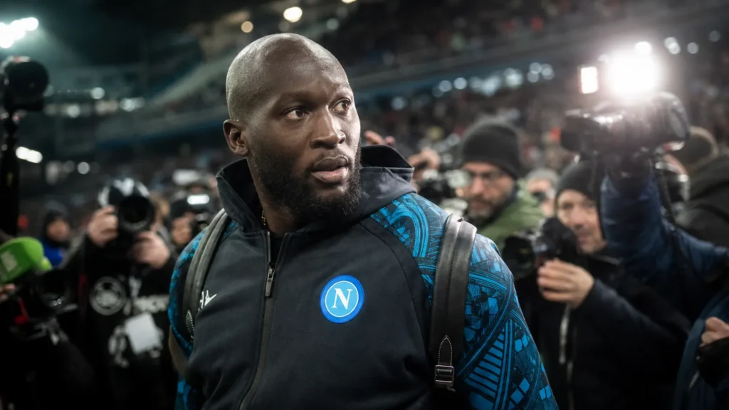 Romelu Lukaku in een gespannen voetbalcontext rond Napoli