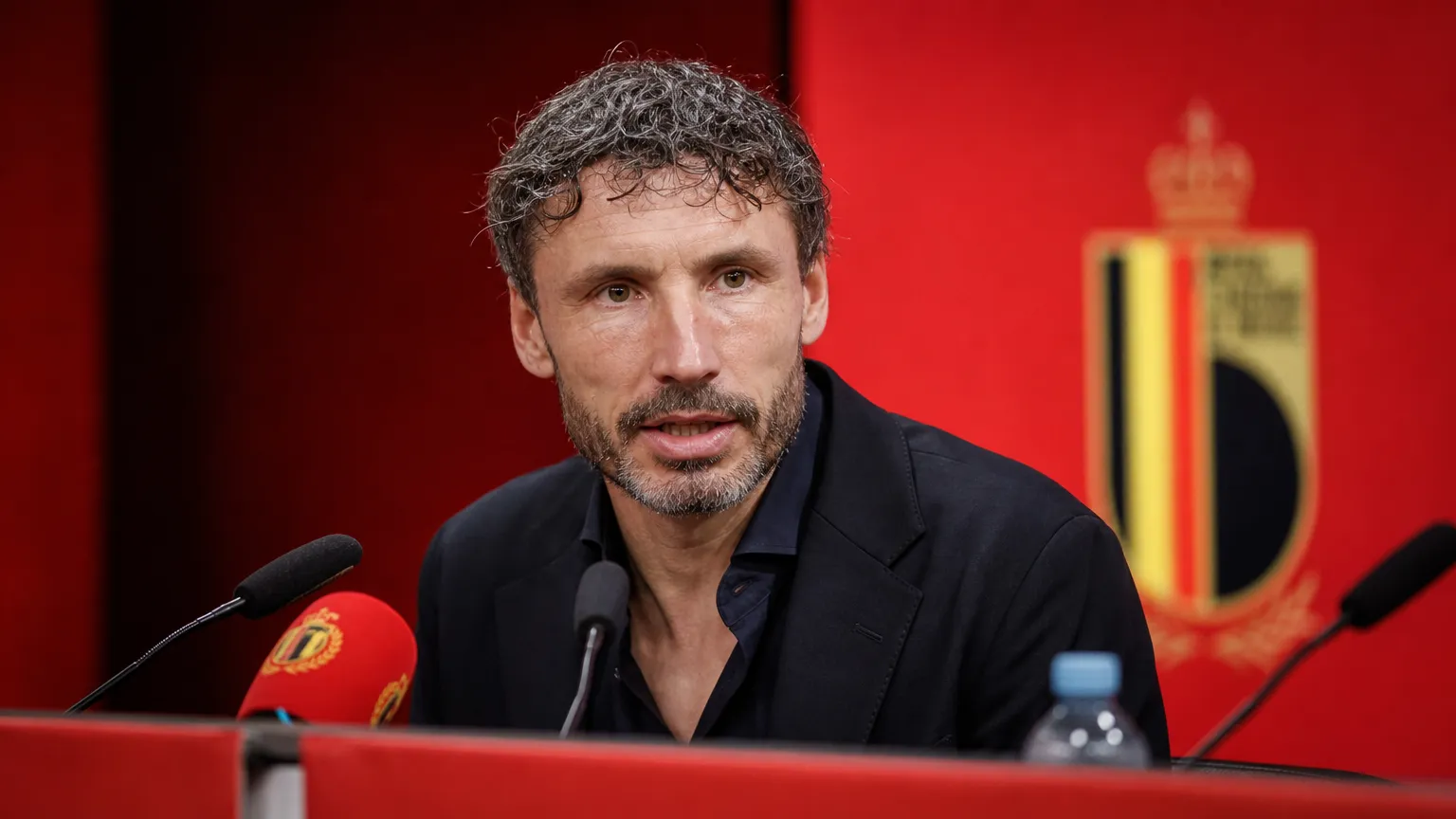 Mark van Bommel tijdens een persmoment als bondscoach van de Rode Duivels