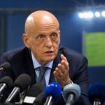 Pierluigi Collina in een perscontext rond arbitrage en VAR-beslissingen.