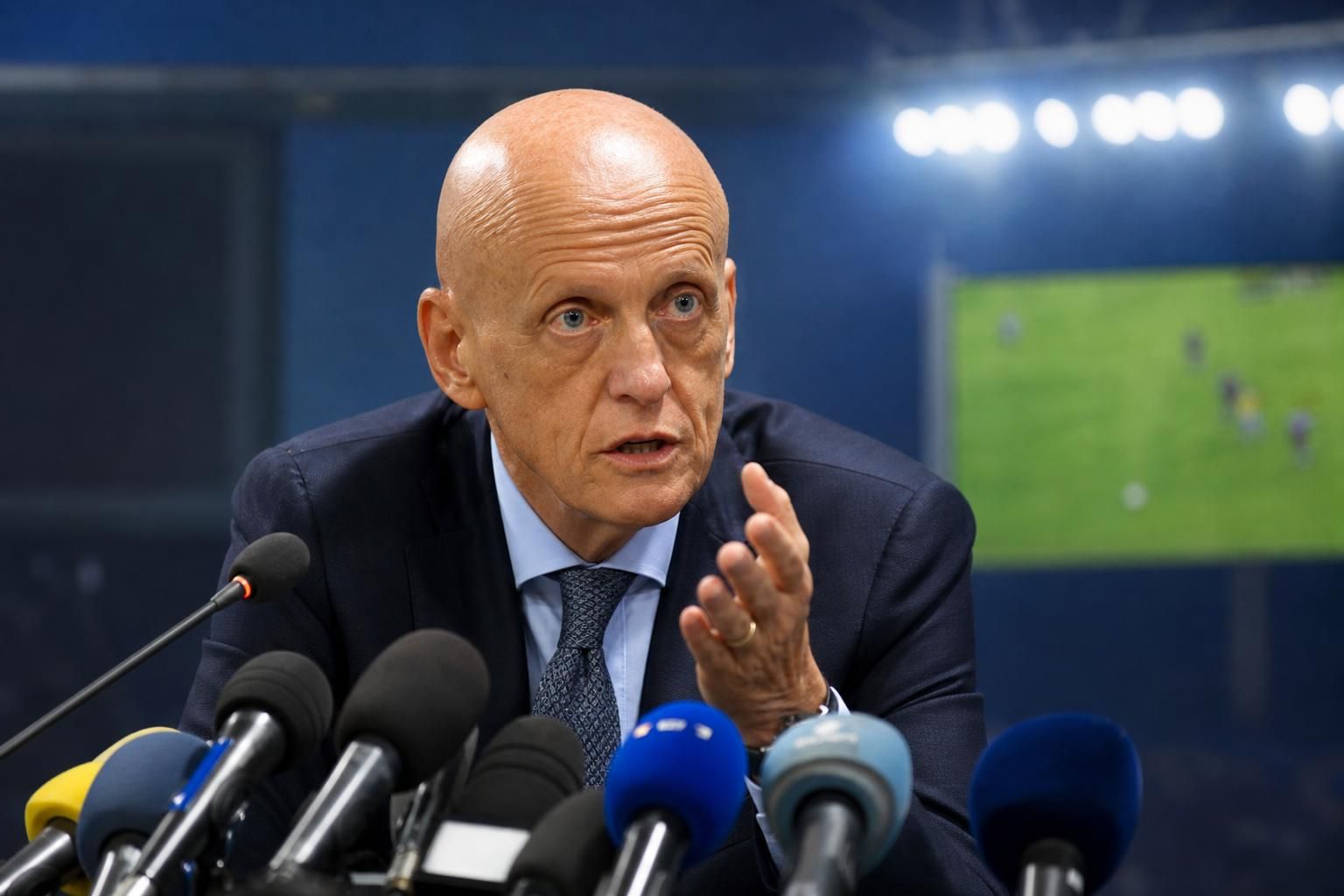 Pierluigi Collina in een perscontext rond arbitrage en VAR-beslissingen.