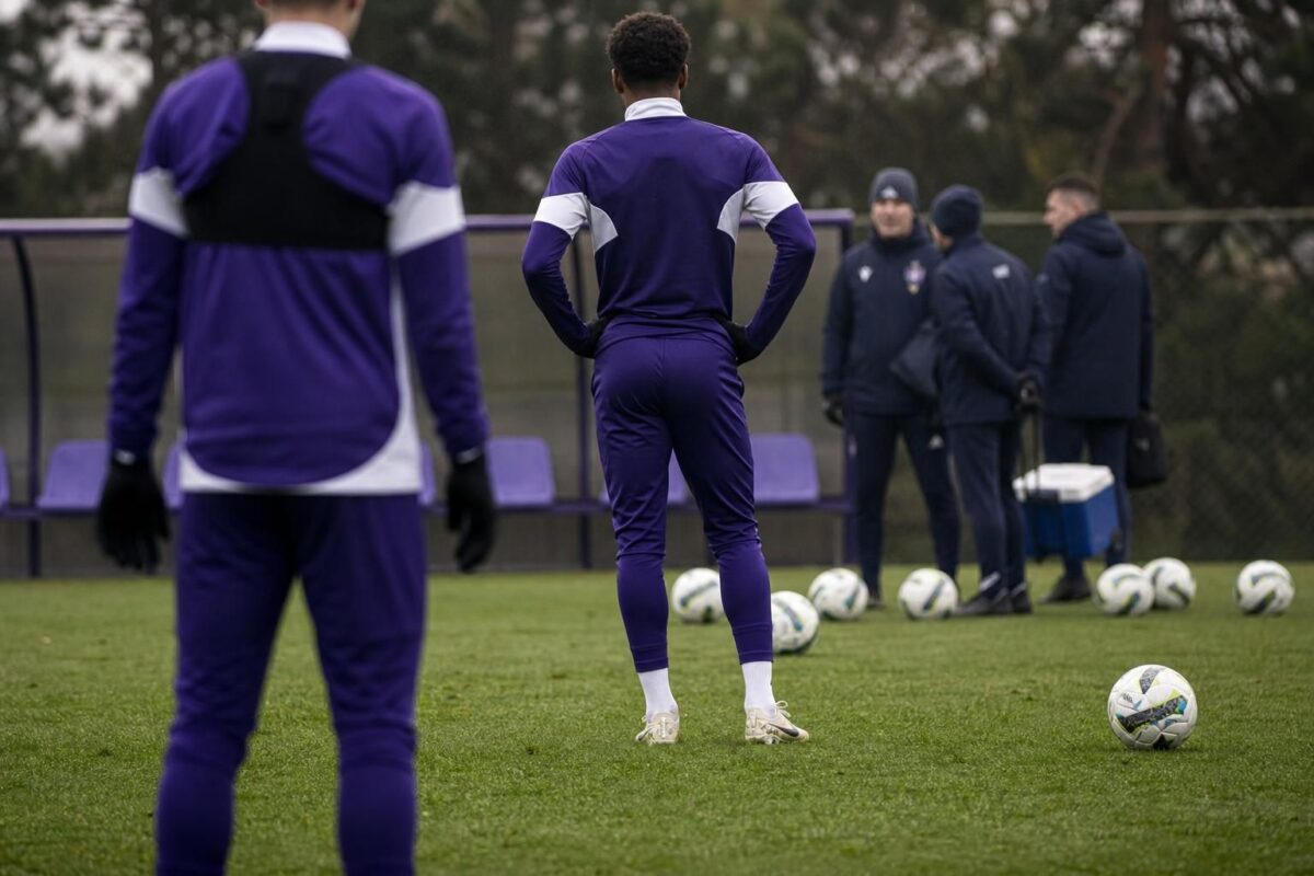 Gespannen Anderlecht-sfeer rond een blessure en transferdruk zonder herkenbare gezichten