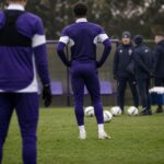 Gespannen Anderlecht-sfeer rond een blessure en transferdruk zonder herkenbare gezichten