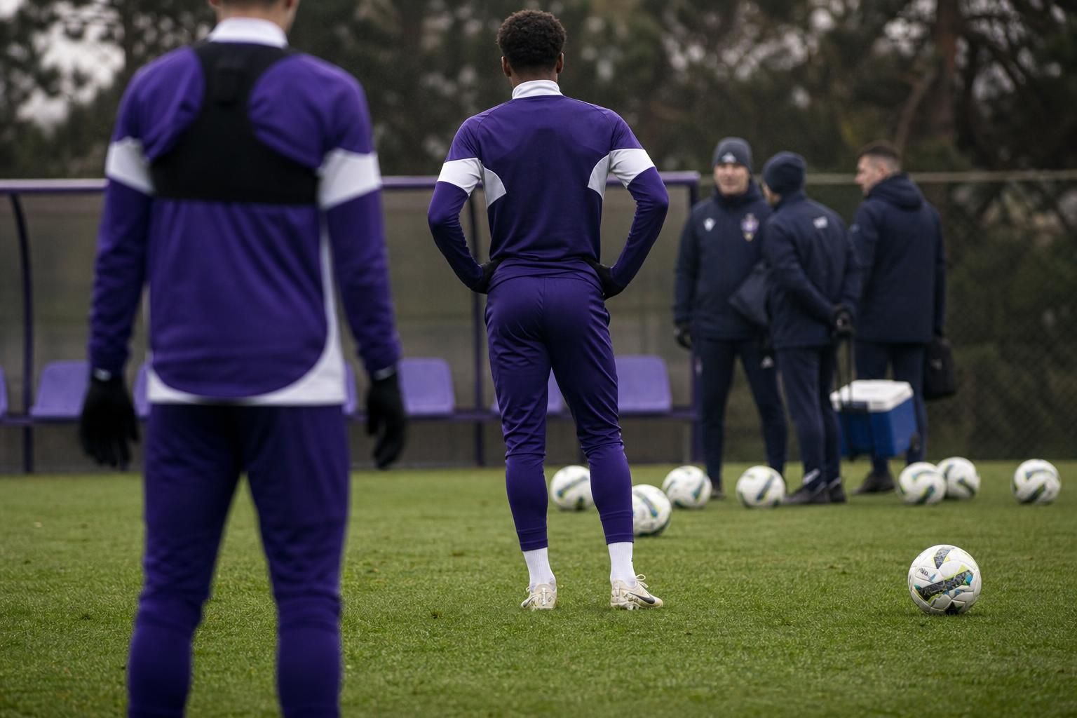 Gespannen Anderlecht-sfeer rond een blessure en transferdruk zonder herkenbare gezichten