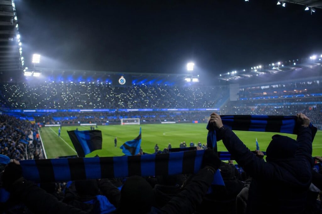 club-brugge-stadiondoorbraak-defoort-cassatie Stadionomgeving van Club Brugge met blauw-zwarte voetbalsfeer na een belangrijke juridische doorbraak.