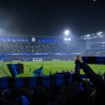 Stadionomgeving van Club Brugge met blauw-zwarte voetbalsfeer na een belangrijke juridische doorbraak.
