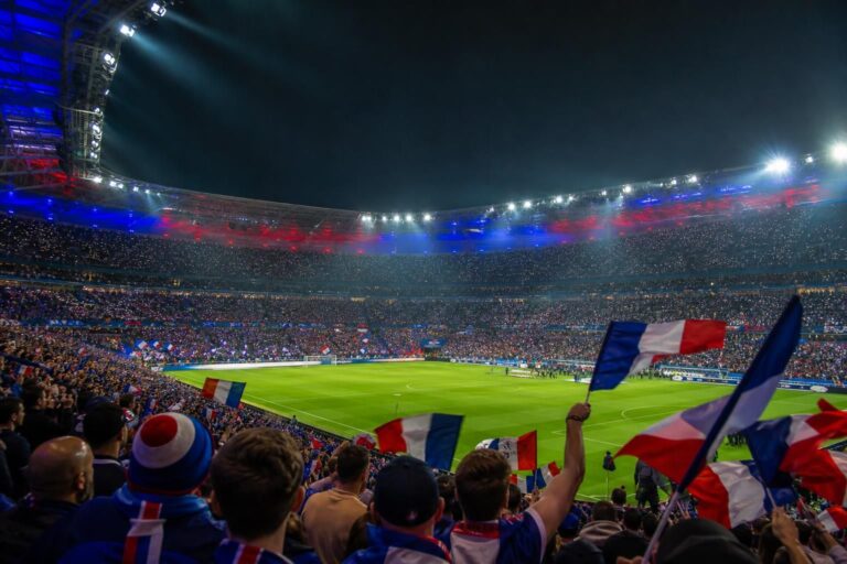 Sfeervolle WK-kwartfinalecontext met spanning rond Frankrijk, Spanje en de Rode Duivels