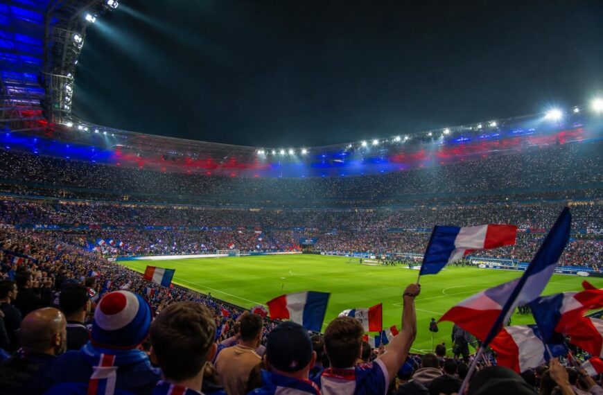 Sfeervolle WK-kwartfinalecontext met spanning rond Frankrijk, Spanje en de Rode Duivels