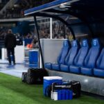 De dug-out van KRC Genk als symbool voor de hertekening van de technische staf.