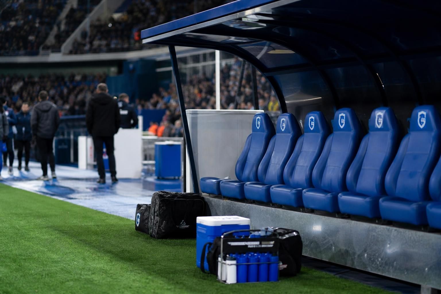 De dug-out van KRC Genk als symbool voor de hertekening van de technische staf.