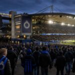 Stadionsfeer rond Club Brugge met blauw-zwarte supporterscontext