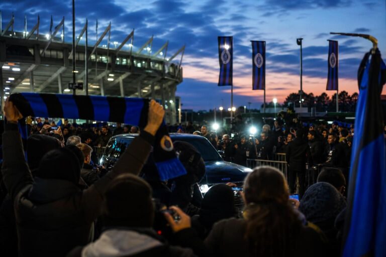 Transferachtige sfeer rond Club Brugge met blauw-zwarte accenten en spanning rond Nicolo Tresoldi