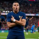 Kylian Mbappé viert met Frankrijk tijdens de WK-kwartfinale tegen Marokko.