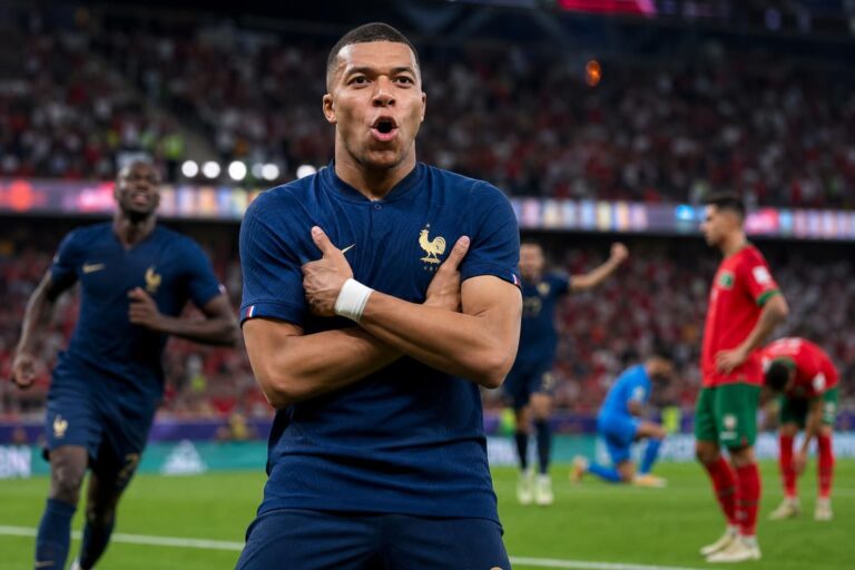 Kylian Mbappé viert met Frankrijk tijdens de WK-kwartfinale tegen Marokko.