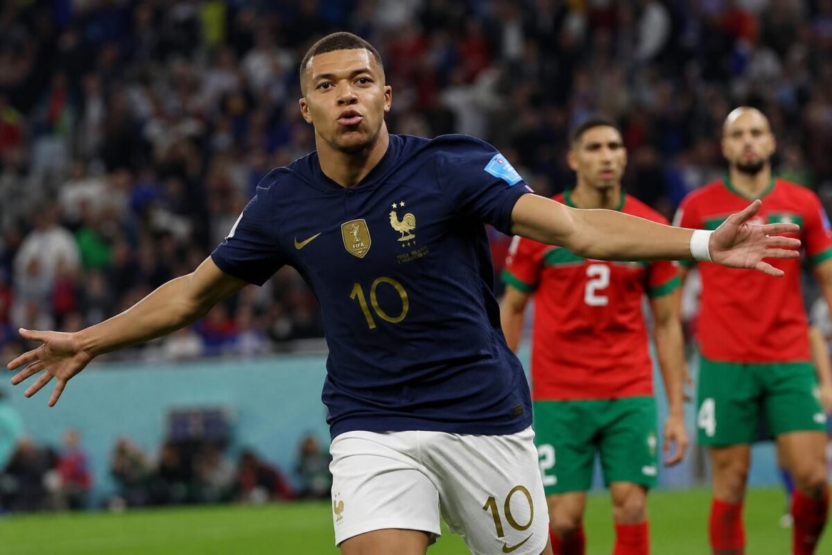 Kylian Mbappé viert een belangrijk doelpunt voor Frankrijk tegen Marokko op het WK 2026