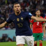 Kylian Mbappé viert een belangrijk doelpunt voor Frankrijk tegen Marokko op het WK 2026