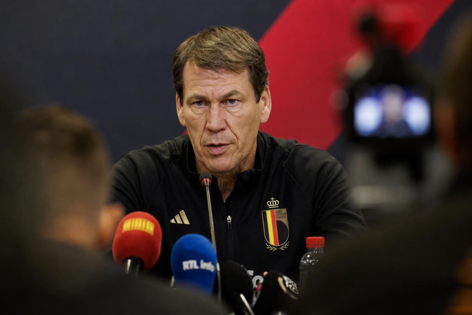 Rudi Garcia spreekt de pers toe voor de WK-kwartfinale van de Rode Duivels tegen Spanje