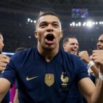 Kylian Mbappé viert een beslissend moment met Frankrijk tijdens het WK.