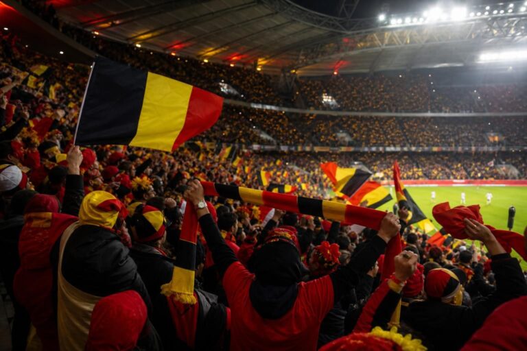 Belgische supporters vieren in een WK-stadion tijdens de run van de Rode Duivels.