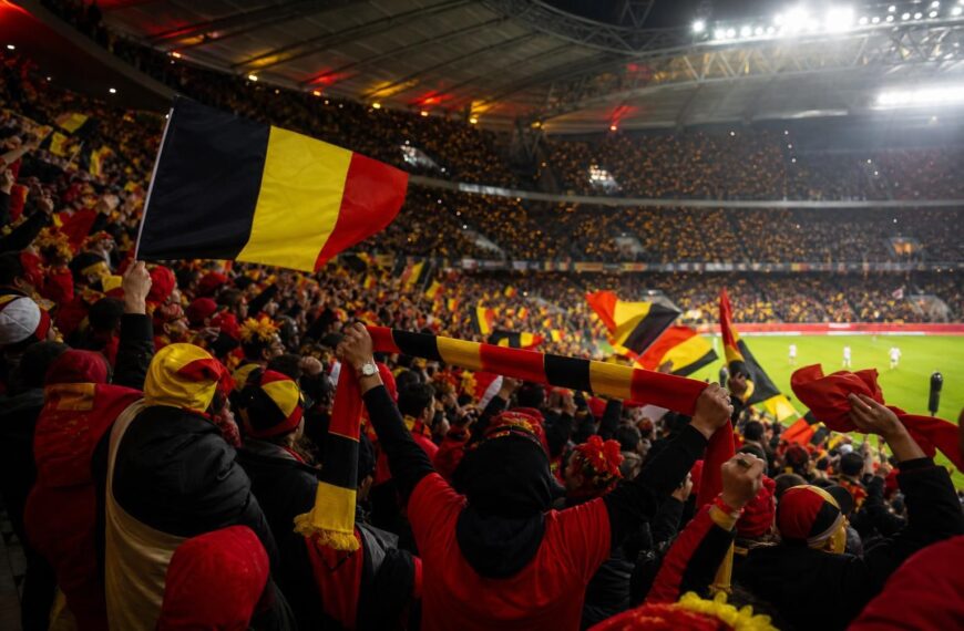 Belgische supporters vieren in een WK-stadion tijdens de run van de Rode Duivels.