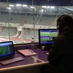 Sfeerbeeld van een analyse-opstelling in het stadion van Beerschot zonder herkenbare personen.