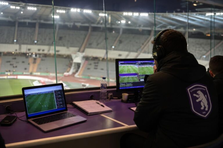 Sfeerbeeld van een analyse-opstelling in het stadion van Beerschot zonder herkenbare personen.