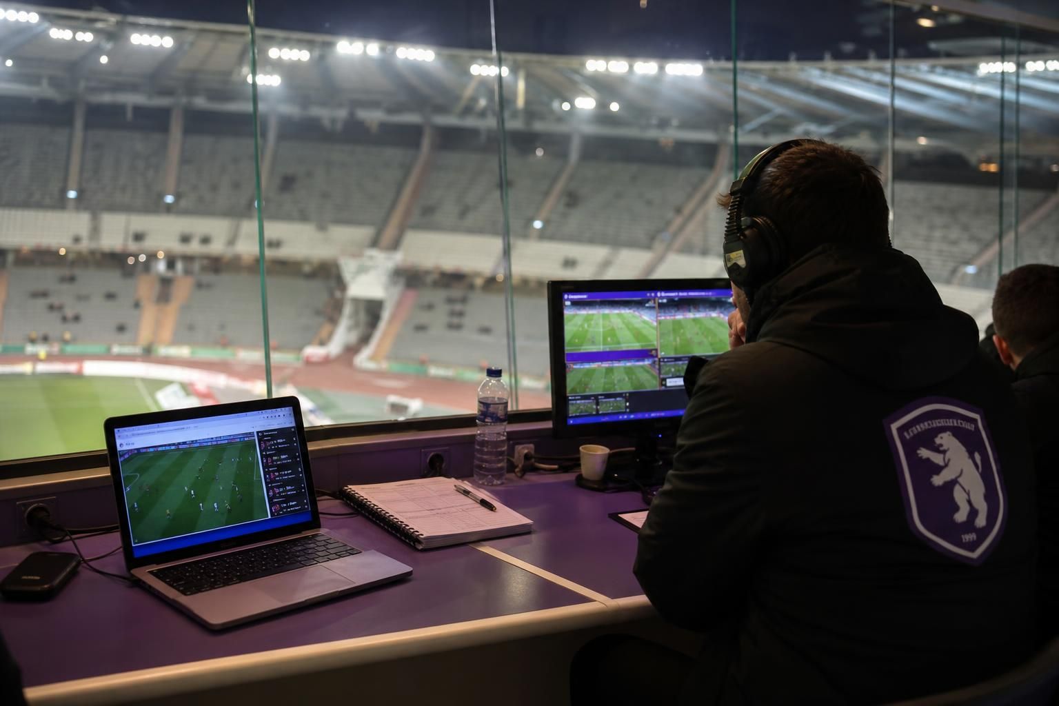 Sfeerbeeld van een analyse-opstelling in het stadion van Beerschot zonder herkenbare personen.