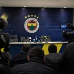 Persmoment in Fenerbahçe-sfeer rond transfergeruchten zonder herkenbare gezichten