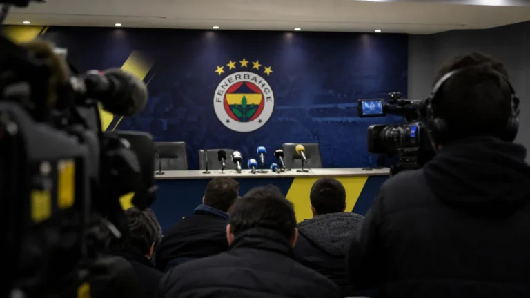 Persmoment in Fenerbahçe-sfeer rond transfergeruchten zonder herkenbare gezichten