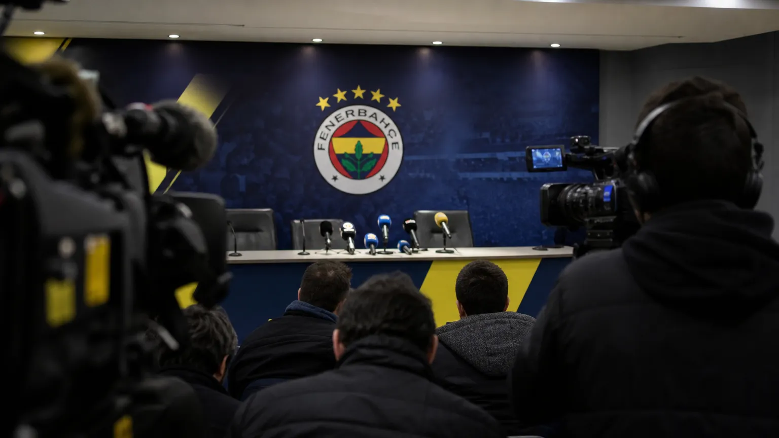 Persmoment in Fenerbahçe-sfeer rond transfergeruchten zonder herkenbare gezichten