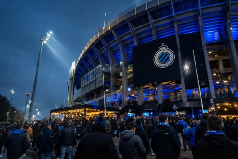 Supporters van Club Brugge in een stadionomgeving als symbool voor de financiële impact van een nieuw stadion.