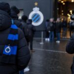 Gespannen transfercontext rond Club Brugge met perscamera's en blauw-zwarte clubdetails