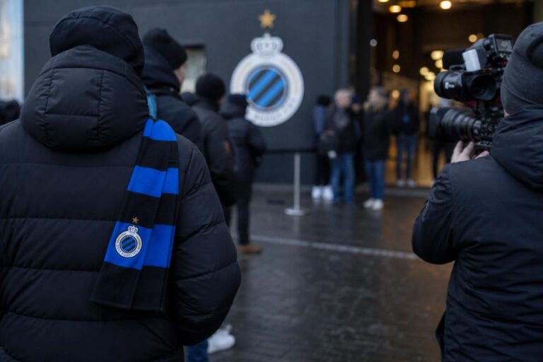 Gespannen transfercontext rond Club Brugge met perscamera's en blauw-zwarte clubdetails
