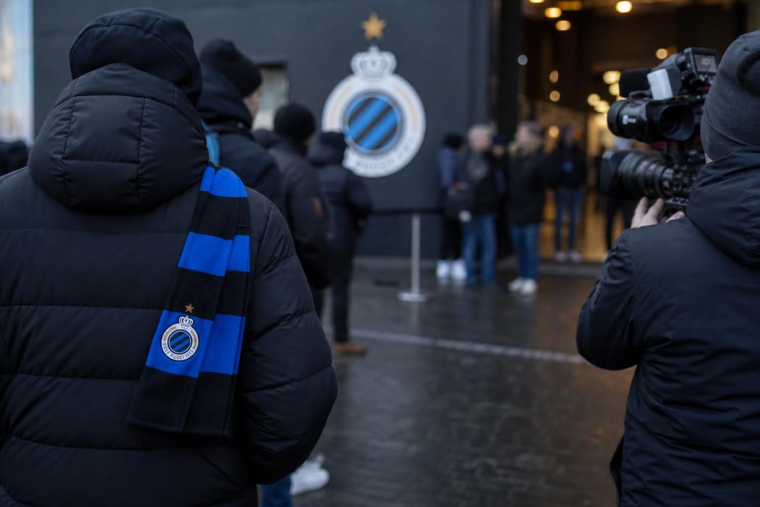 Gespannen transfercontext rond Club Brugge met perscamera's en blauw-zwarte clubdetails