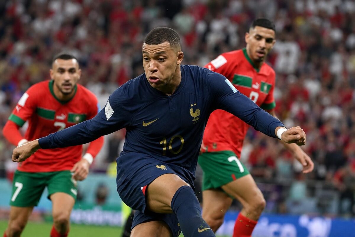 Kylian Mbappé in een intense aanvalsfase tegen Marokko onder stadionlichten