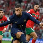 Kylian Mbappé in een intense aanvalsfase tegen Marokko onder stadionlichten