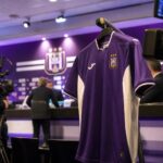 Transferpresentatie bij Anderlecht in paars-witte sfeer zonder herkenbare gezichten
