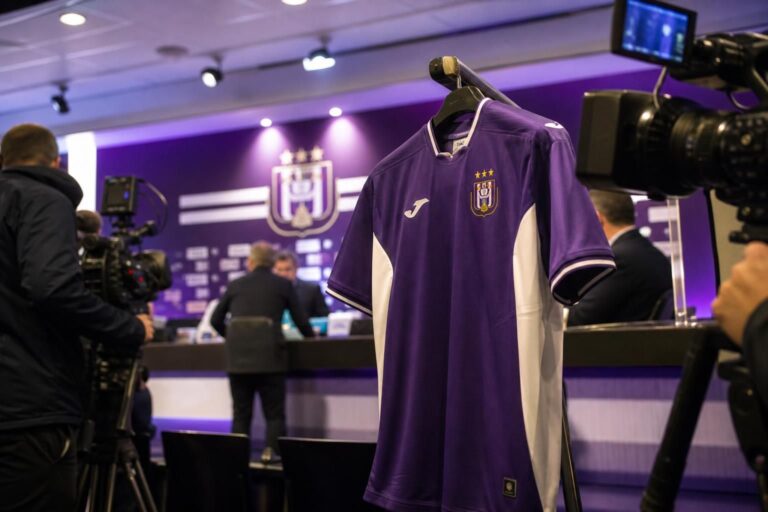 Transferpresentatie bij Anderlecht in paars-witte sfeer zonder herkenbare gezichten